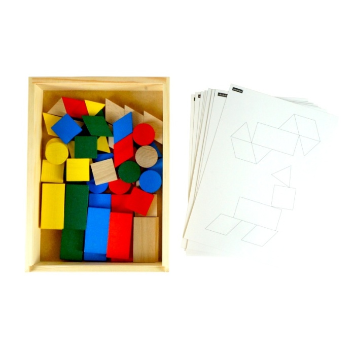 Drewniana mozaika geometryczna z planszami dla seniora